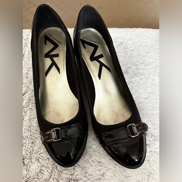 Anne Klein size 10 2” Low Wedge Dress Pump in Black - Picture 3 of 6